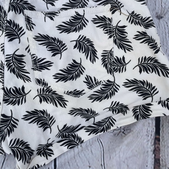 𝅺h&m Leafy Print Short Shorts - Picture 11 of 12